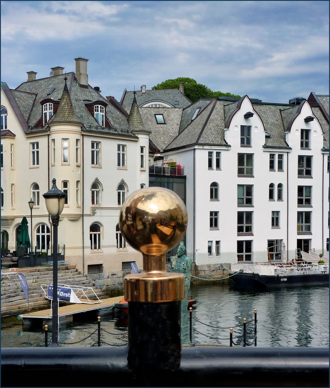 Ålesund sentrum med jugendstilbebyggelse og fjell i bakgrunnen