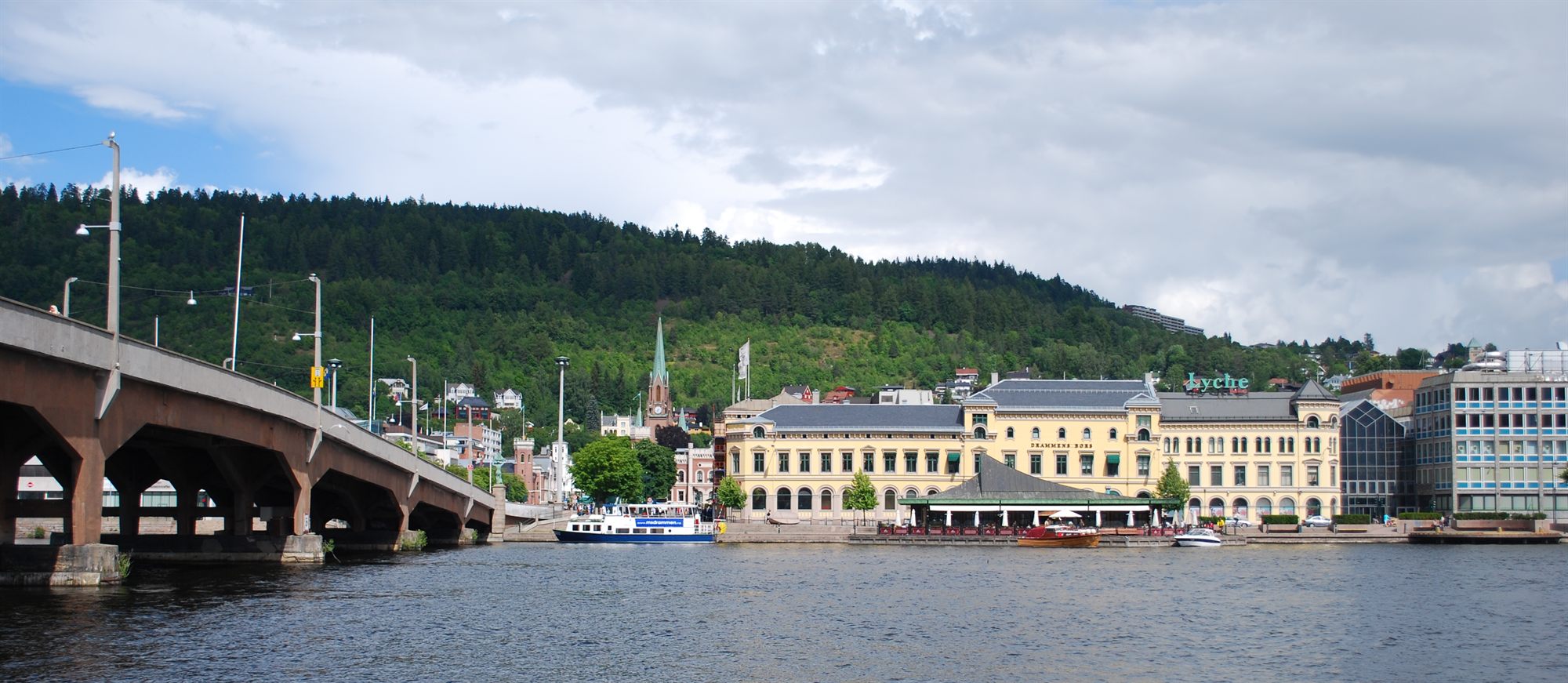 Bybrua, Bragernes skutebrygge og Drammenselva under sommerforhold