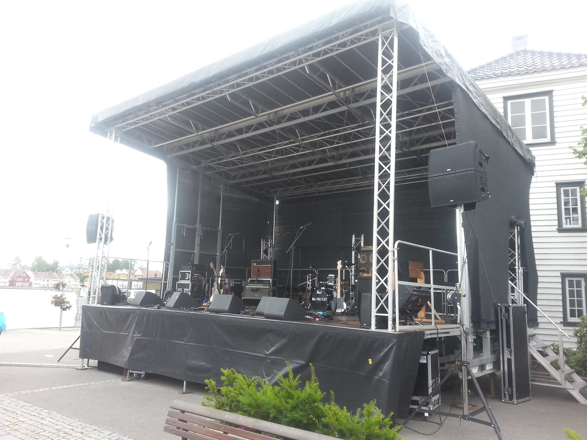 Konsertscene i Farsund sentrum, relevant byrom for Farsund Folk Festival