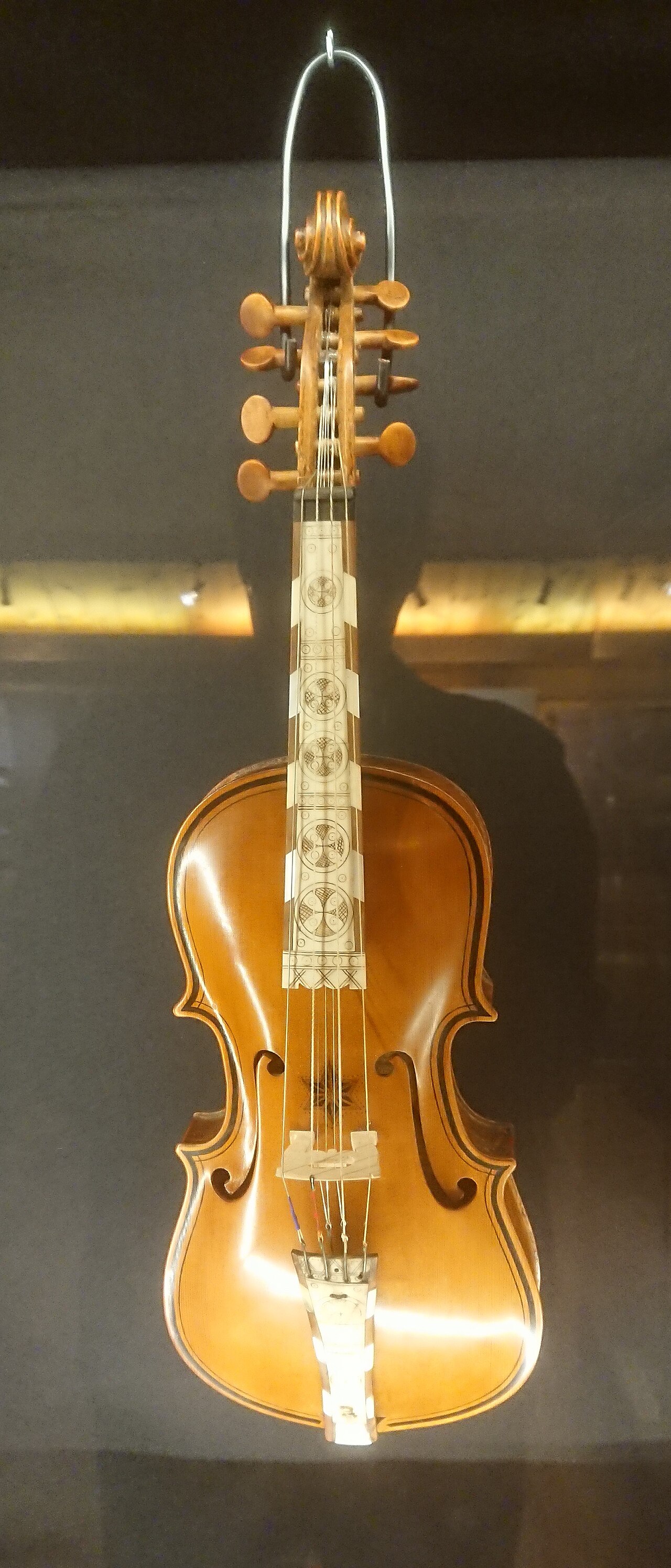 Hardingfele, det tradisjonelle strengeinstrumentet