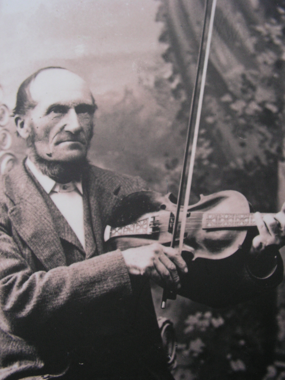 Spelemann som spiller hardingfele