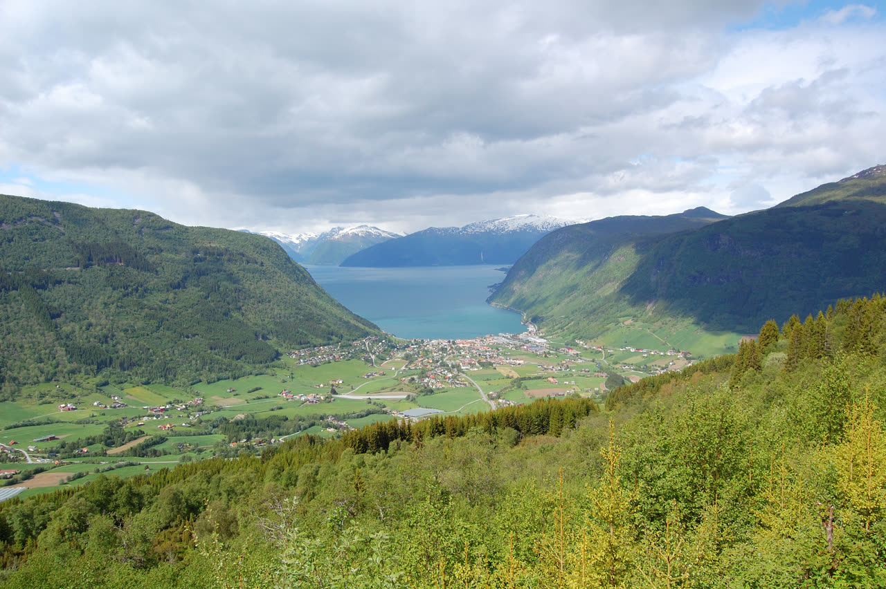 Vik i Sogn med Sognefjorden i bakgrunnen