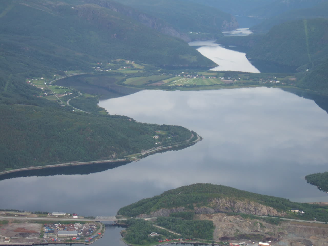 Flyfoto av Nervatnet og landskapet rundt Fauske