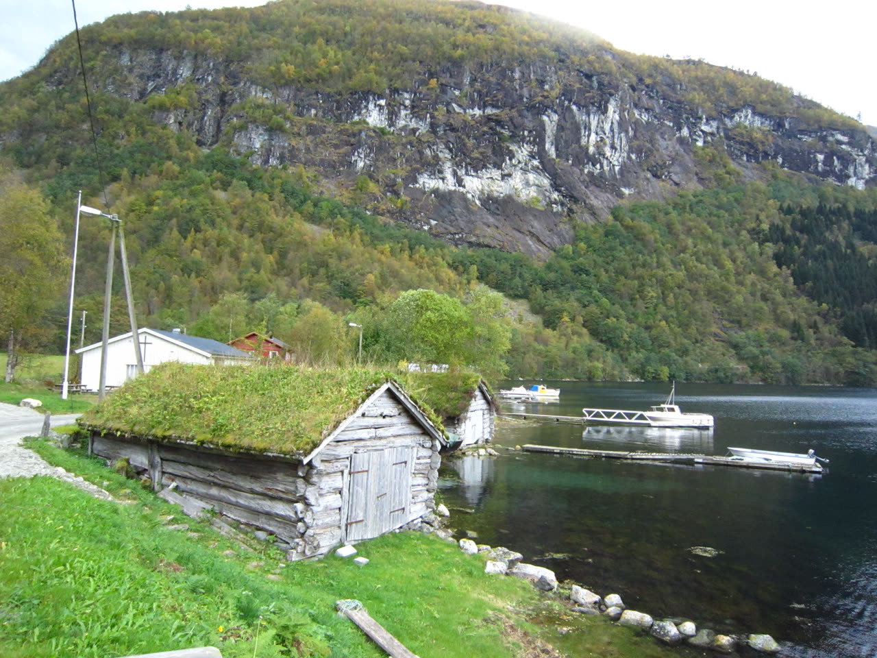 Bygda Bjørke innerst i Hjørundfjorden med fjell og fjordlandskap