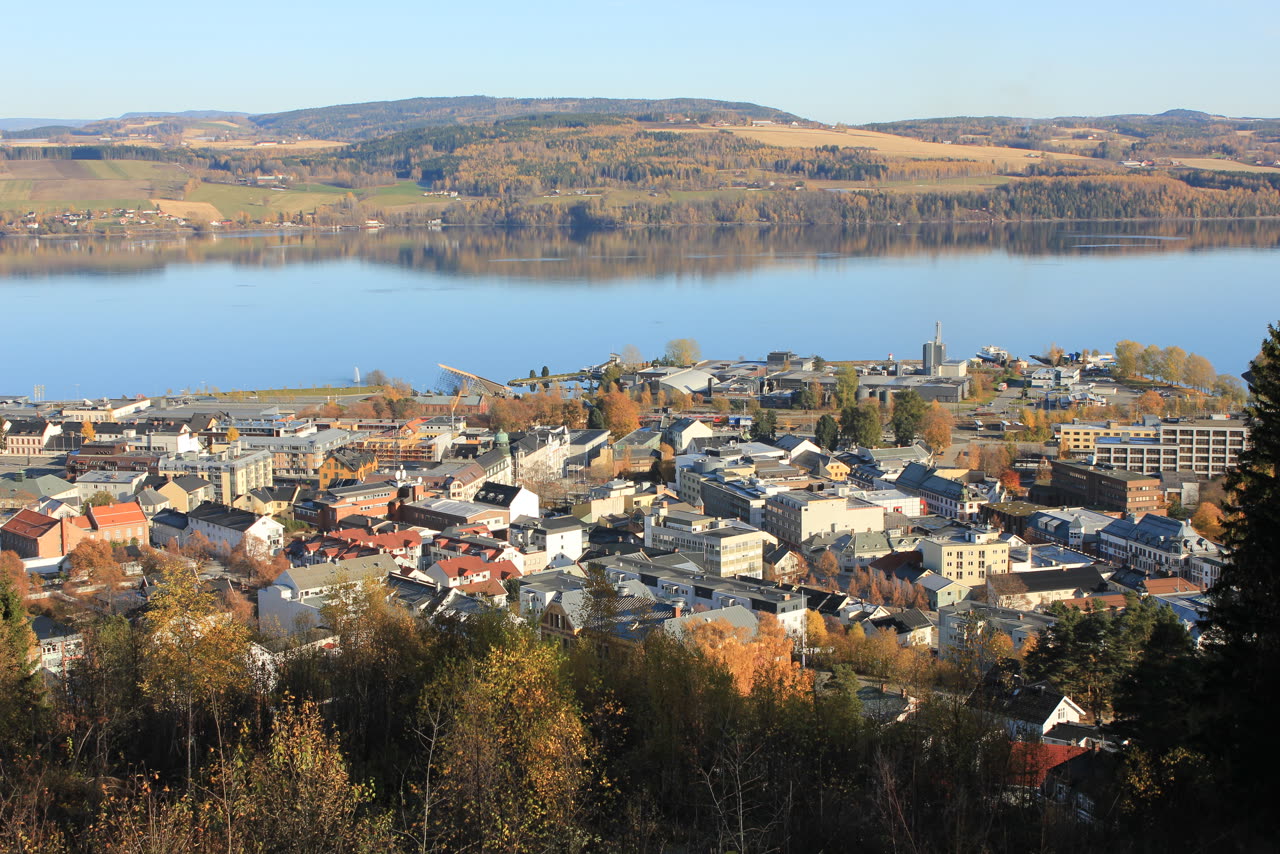 Gjøvik sentrum sett fra Hovdetoppen med Mjøsa i bakgrunnen