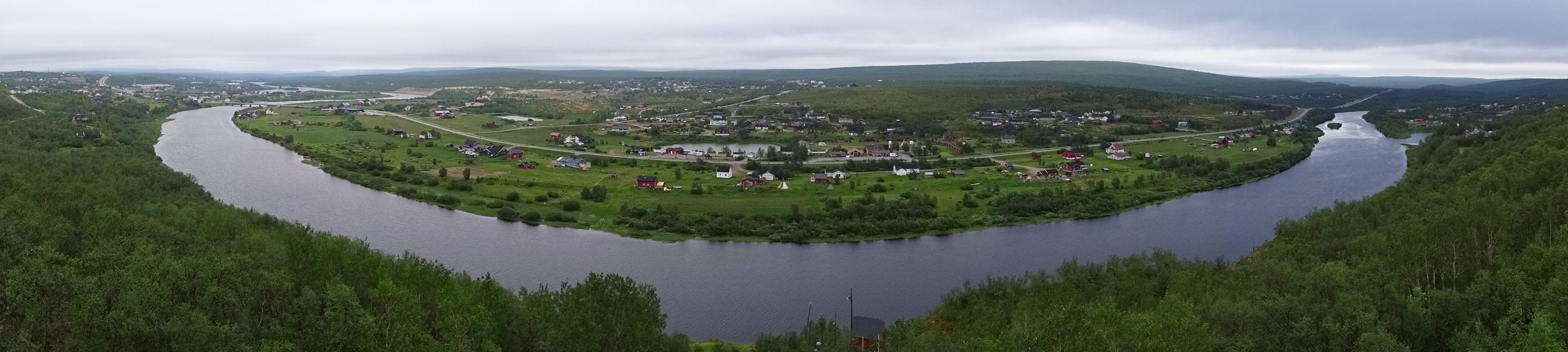 Kautokeino-elven gjennom Kautokeino, vert for Samisk påskefestival