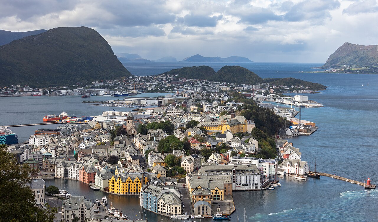 Panoramautsikt over Ålesund sentrum og fjordene fra Aksla, med jugendstilarkitektur
