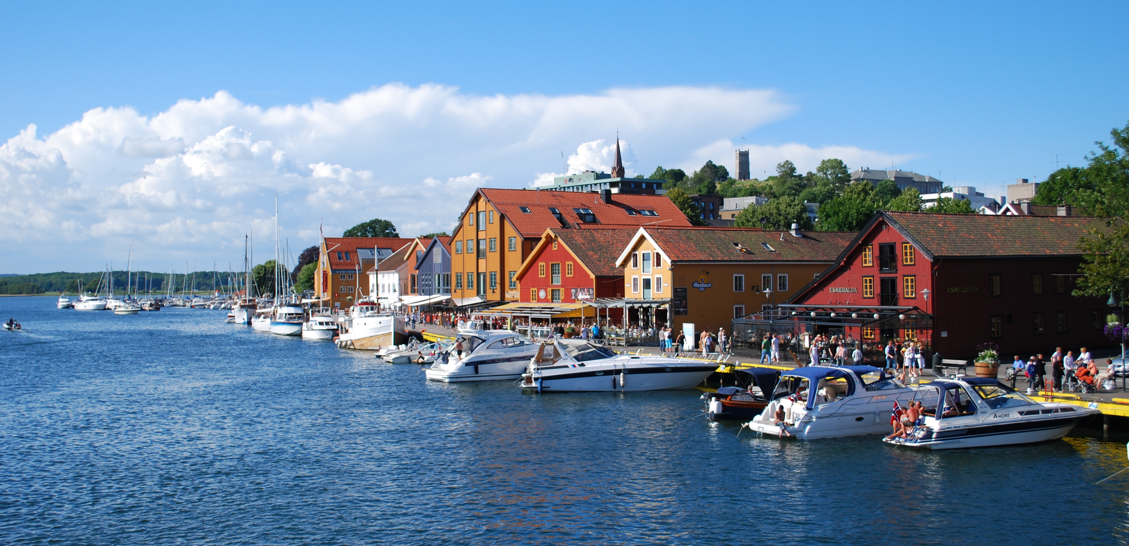 Tønsberg brygge med historiske trehus og blikkstille fjord – Norges eldste by