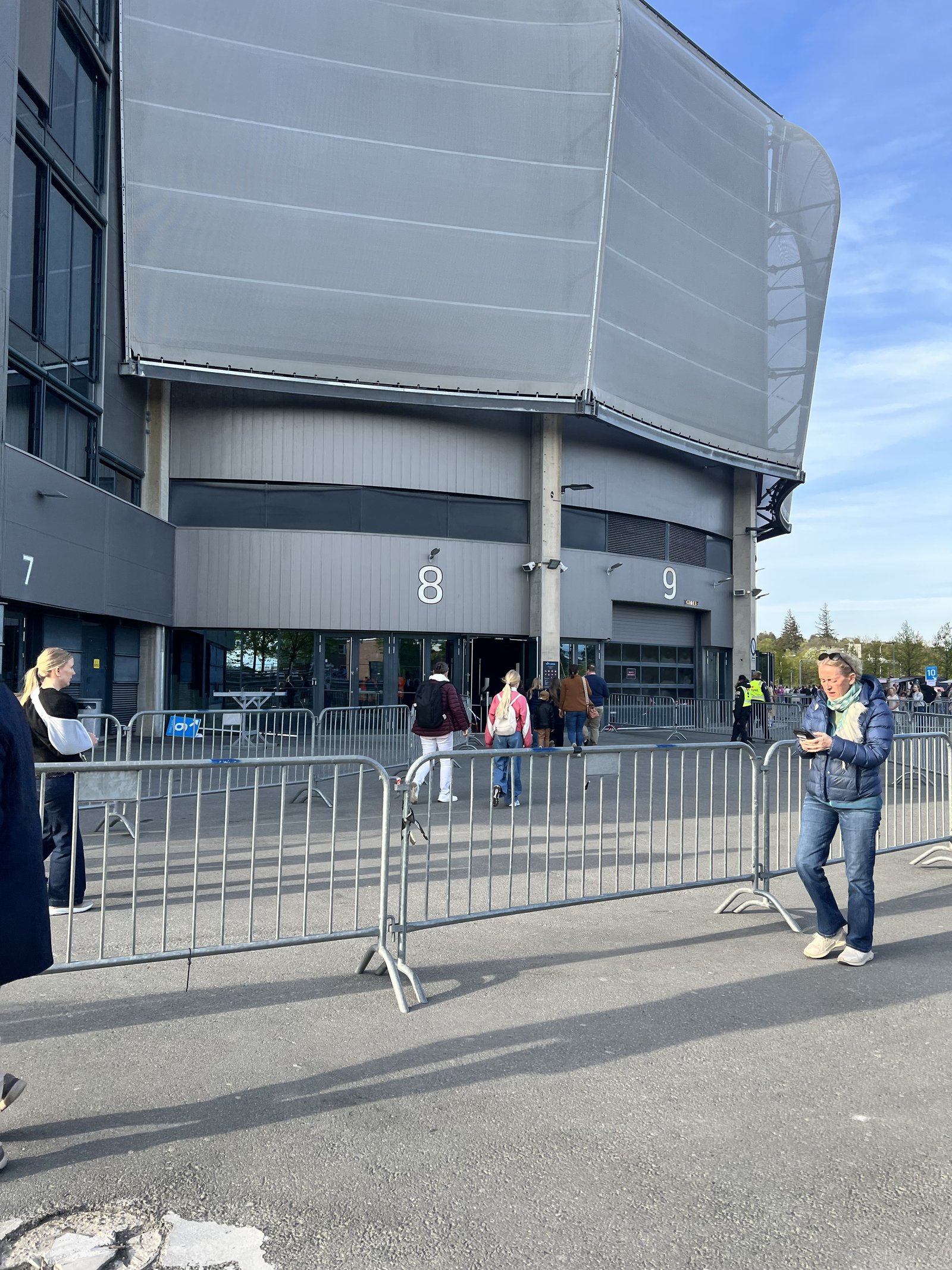 Inngang 8 til Unity Arena er åpen, med 7 og 9 til hver side